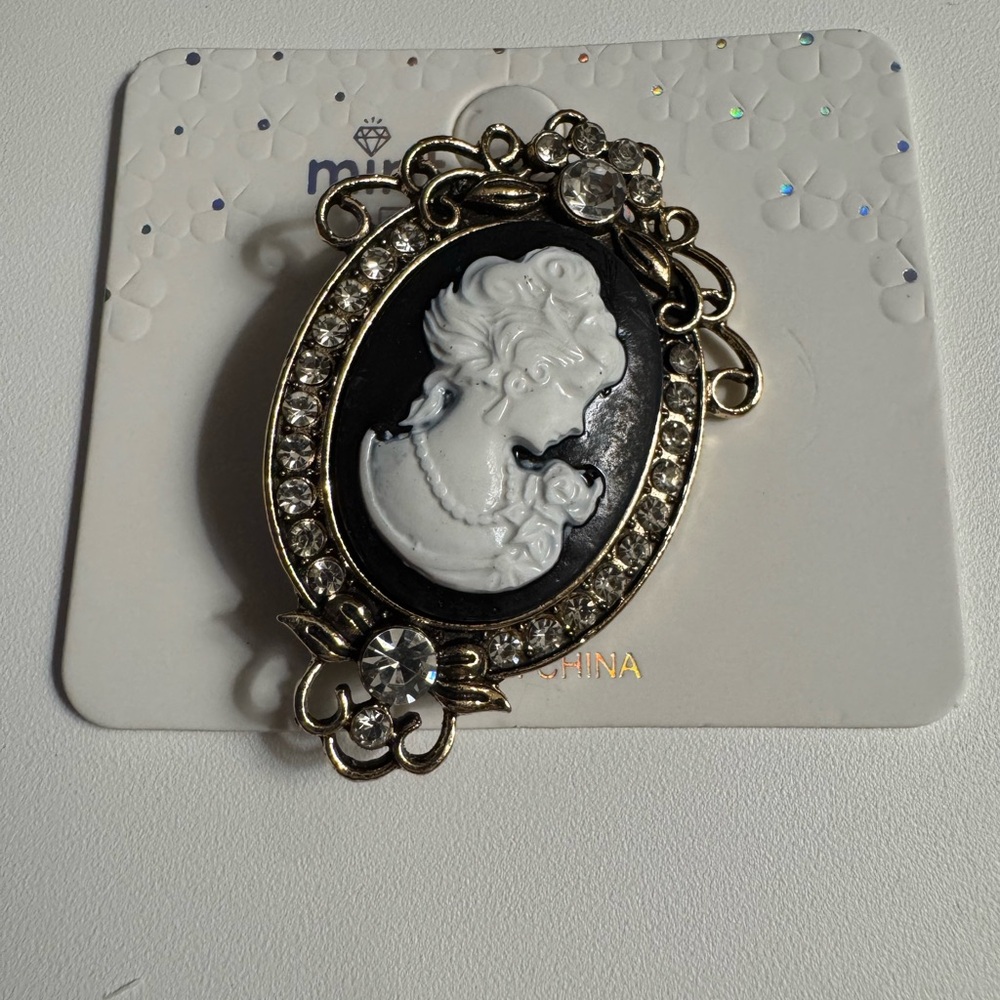 New MINT Cameo black/white